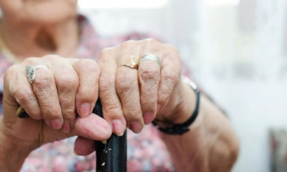 Ακρωτηρίασαν δάχτυλα ηλικιωμένης λόγω επιπλοκών του κορονοϊού